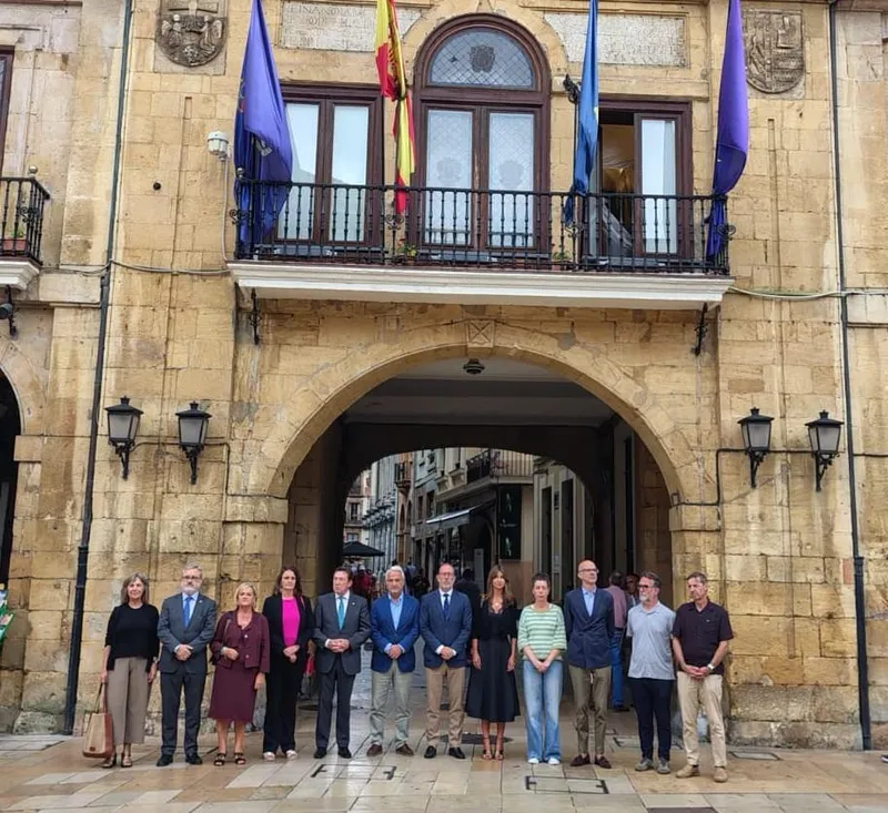 Oviedo se une al minuto de silencio por el crimen machista de Llanes