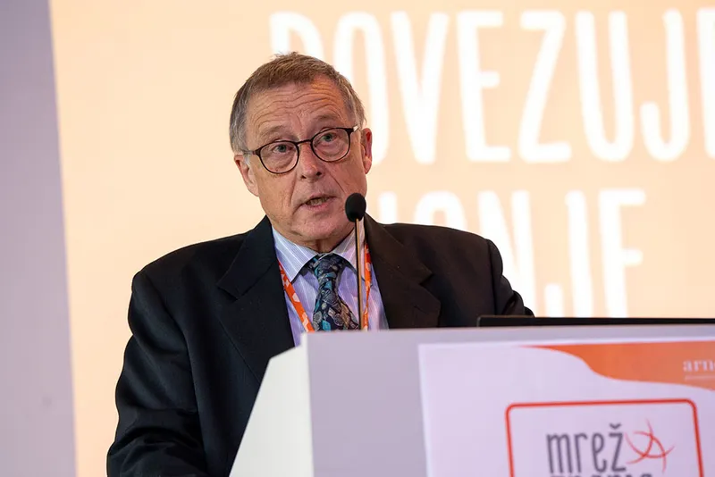 Marko Bonac, director de Arnes, galardonado por su contribución a la infraestructura de investigación europea