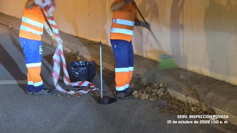 València refuerza la limpieza de imbornales ante la alerta roja por lluvias