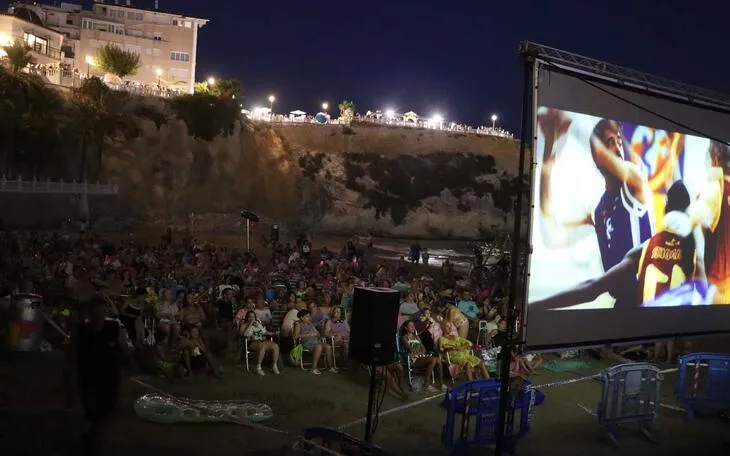 Benidorm cierra el ciclo 'Cine en la playa' con la proyección de 'CampeoneX'