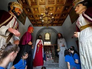 Los Gigantes de Caspe reciben a los niños de las Colonias de Verano en el Ayuntamiento