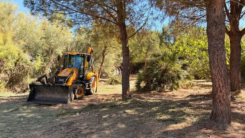 Estepona inicia una campaña de desbroce en cauces urbanos para prevenir inundaciones y el riesgo de incendios