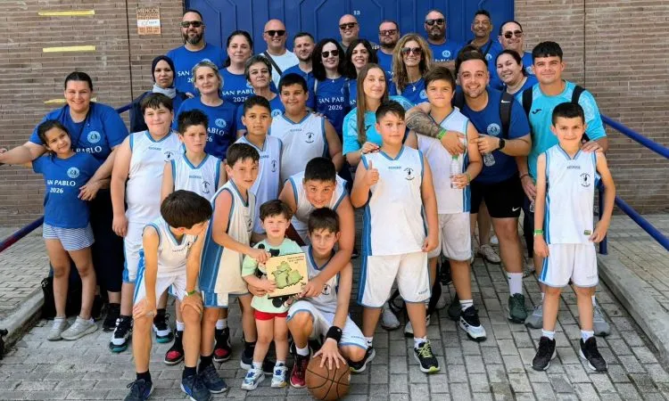 El equipo alevín de baloncesto de Casariche compite en el Día de la Provincia en Sevilla