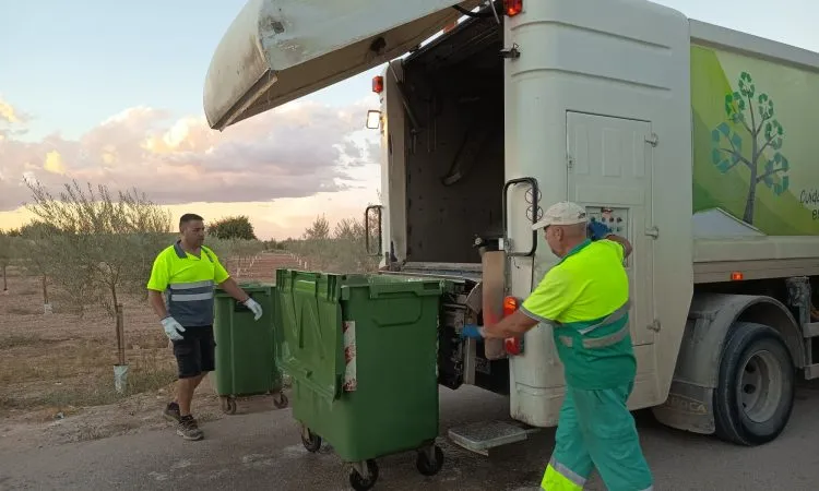 Casariche inicia la limpieza y desinfección de contenedores para mejorar la higiene urbana