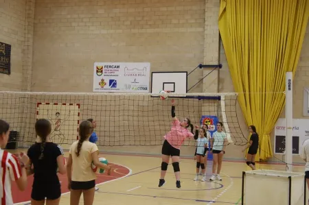 Manzanares impulsa el voleibol con un campus para crear un club federado