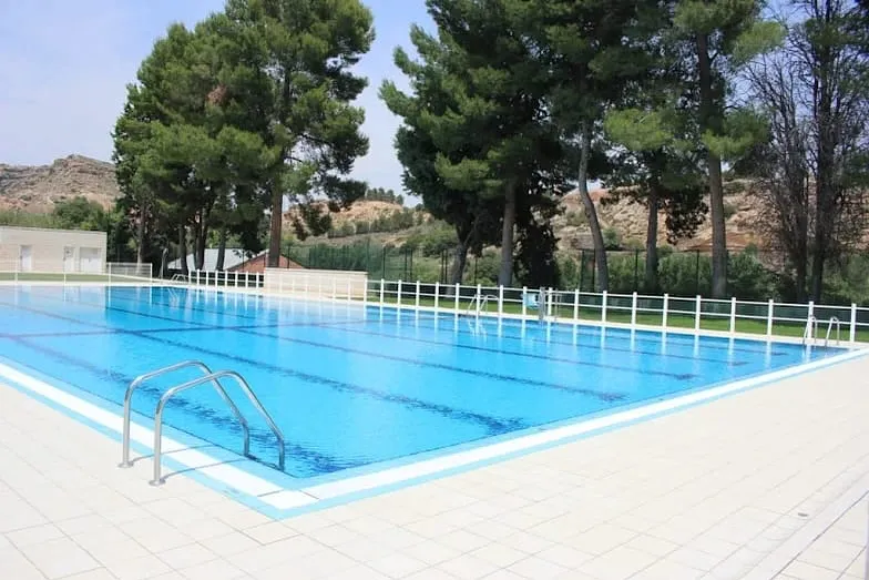 Alcañiz abre sus piscinas municipales este sábado, adelantándose al inicio oficial del verano