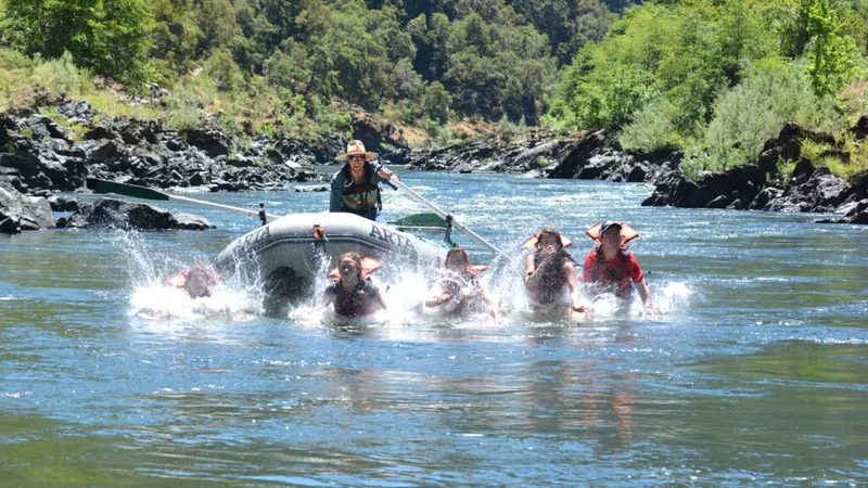 Escuela Junior de Rafting en el Río Rogue de Oregón