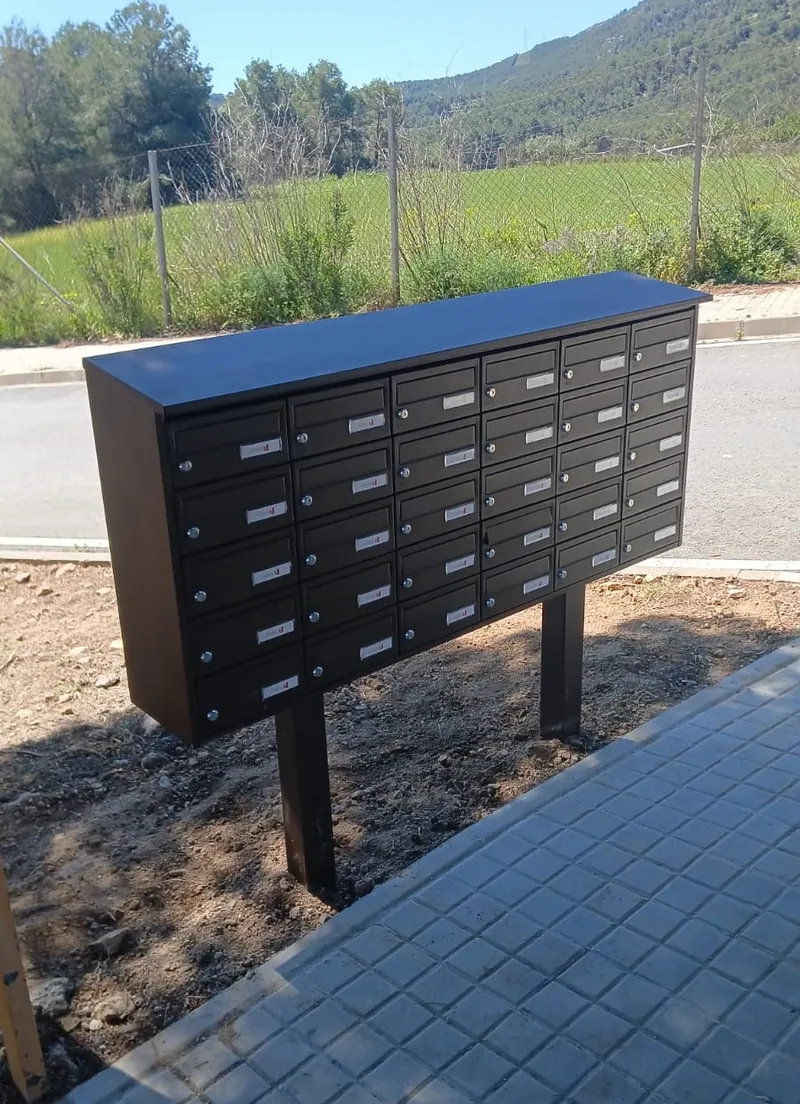 Canyelles mejora el servicio postal con nuevas ubicaciones de buzones concentrados
