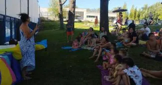 Éxito de la sesión de cuentacuentos en la Piscina Municipal de Esquivias