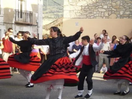 El Paloteo, danza ancestral de Segovia, cobra vida en Matabuena