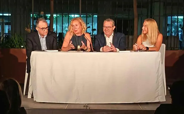 Benidorm presenta el libro 'Andar, ver, saborear y contar' sobre el periodista Antonio González Pomata