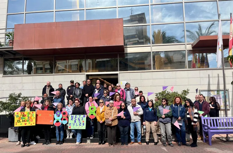 Dolores conmemora el Día Internacional de la Mujer con la lectura de un manifiesto institucional