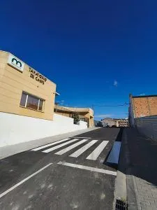 Caspe renueva la calle San Bartolomé con una inversión de 250.000 euros y crea un nuevo aparcamiento