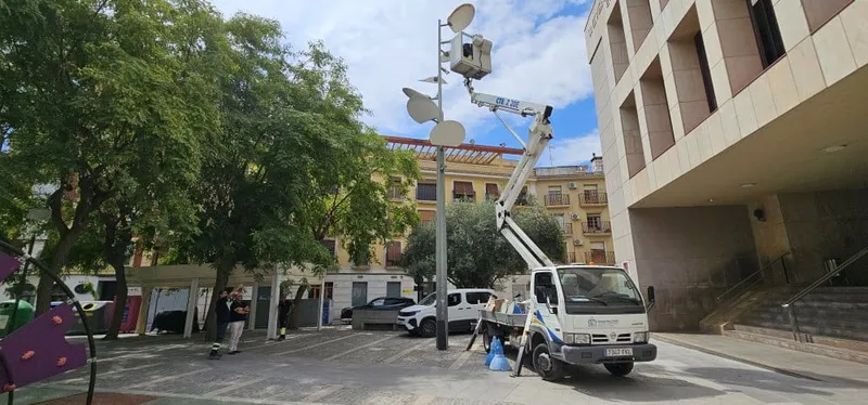 Orihuela moderniza la iluminación de la plaza Josefina Manresa y el acceso CV-95