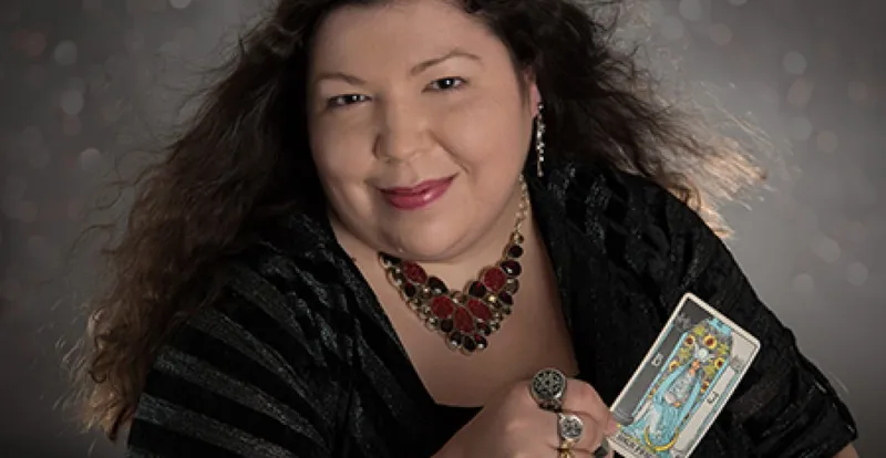 Yulia Applewood ofrece lecturas psíquicas y de mediumnidad en Salem
