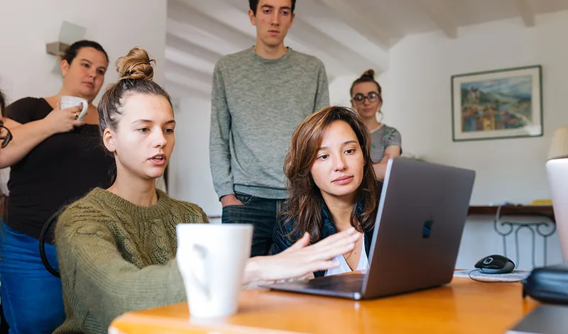 El 57% de los universitarios andaluces encuentra empleo al año de titularse