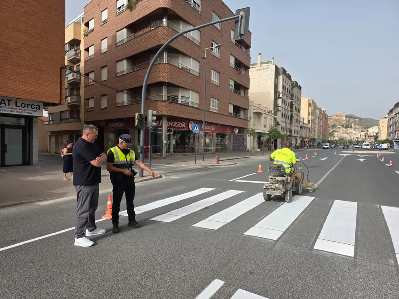 Lorca intensifica la seguridad vial con un plan de repintado de señalización horizontal