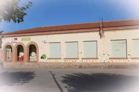 El CRA Entre Dos Ríos "Bilingüe" de Cabezuela fomenta la tradición con juegos pintados en su patio