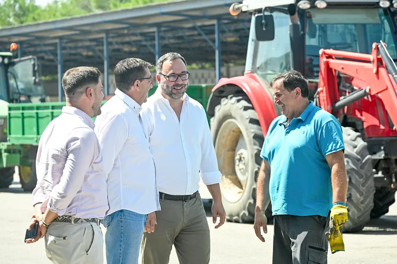 El alcalde de Tomelloso visita la cooperativa Santiago Apóstol en plena campaña del melón