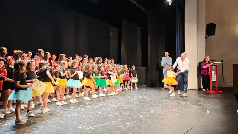 Bargas celebra la clausura de sus cursos de baile moderno y flamenco
