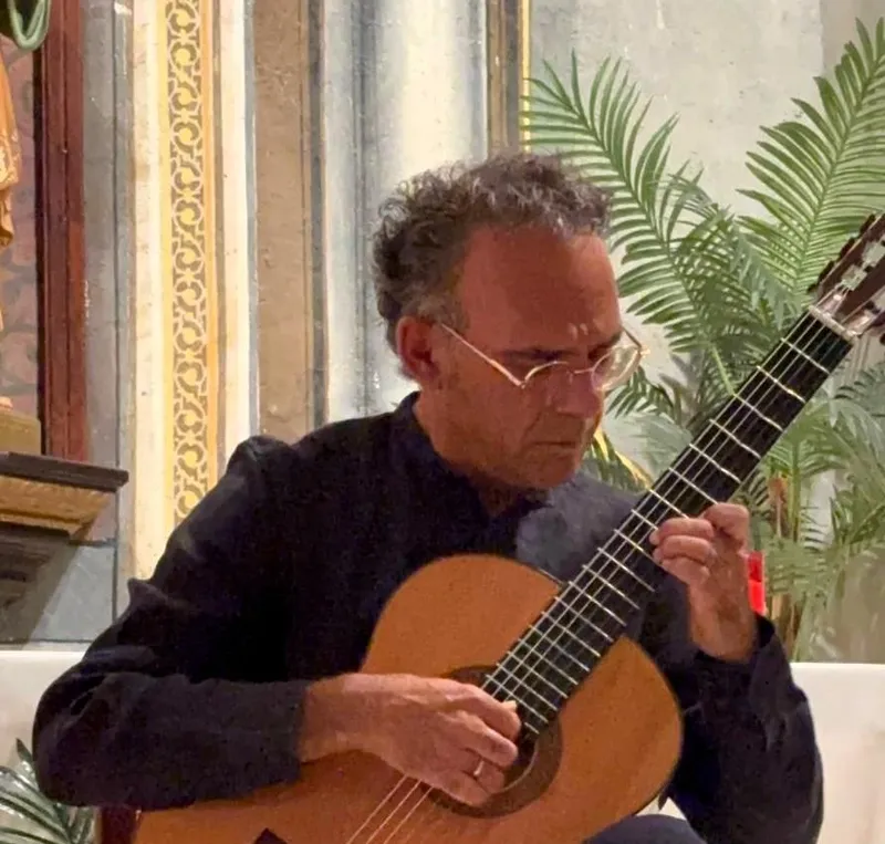 José Antonio Chic deslumbra en Peraltilla con un concierto de guitarra clásica
