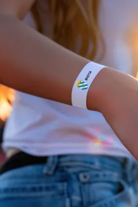 Biota pone a la venta pulseras y tickets para sus fiestas patronales de agosto