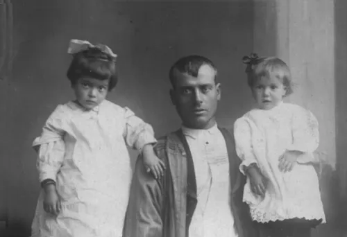 Bezas digitaliza su historia a través de un archivo fotográfico centenario