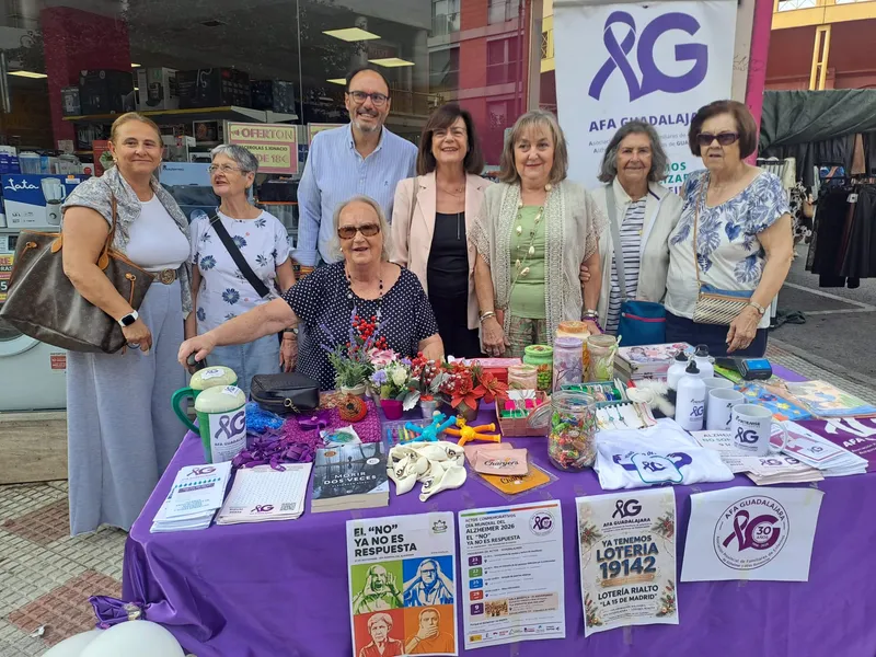 AFAGU visibiliza el Alzheimer en el mercadillo semanal de Guadalajara