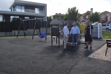 Piélagos concluye la renovación de parques infantiles con la mejora del 'parque de la tirolina' de Liencres