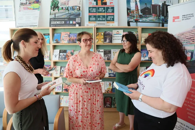 Lorca enriquece su biblioteca municipal con títulos LGTBIAQ+