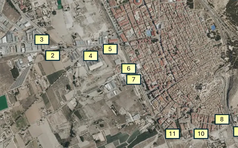 ADIF interrumpe el tráfico en el paso a nivel de la calle Trinidad en Villena por obras de reparación