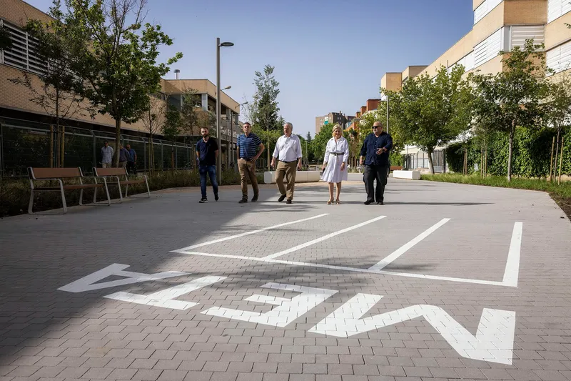 Moratalaz estrena una calle Oberón totalmente peatonal, accesible y verde