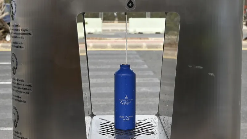 València amplía su red de fuentes refrigeradas para dispensar 136.000 litros de agua este verano