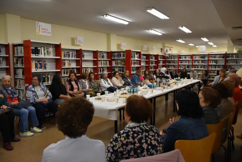 Los clubes de lectura de Daimiel fortalecen lazos entre generaciones