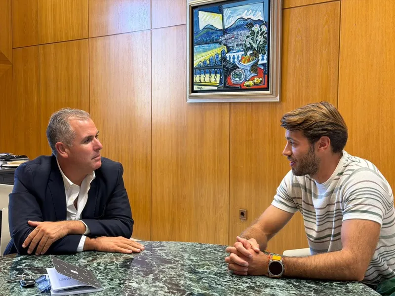 El piragüista Jaime Duro recibe el reconocimiento de la Diputación de Pontevedra tras su subcampeonato mundial