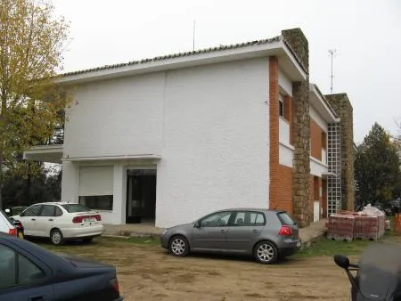 Valdeobispo reforma su albergue rural municipal en el Pantano