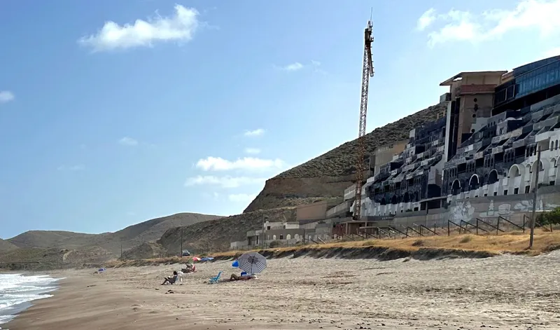 La Junta de Andalucía avanza en la demolición del hotel de El Algarrobico
