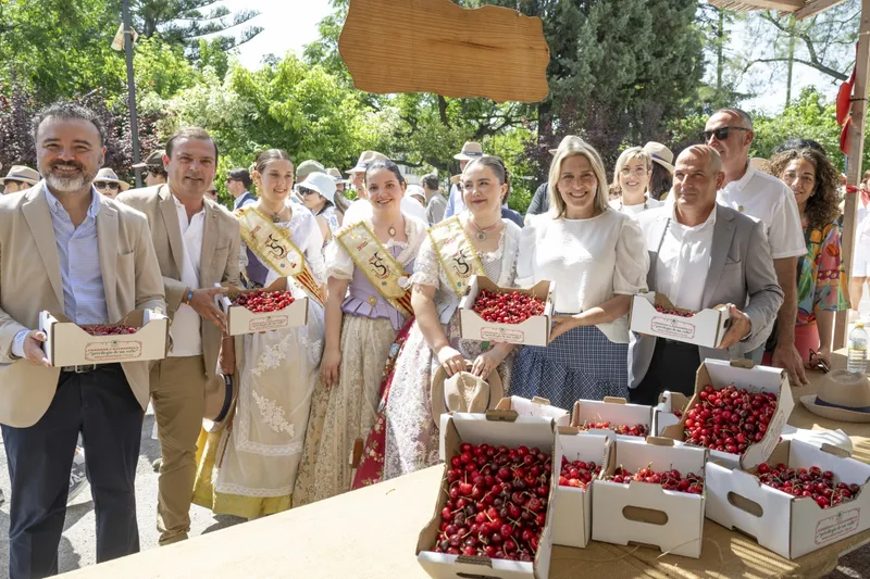Marta Barrachina ensalza la calidad de las cerezas de La Salzadella en su feria provincial