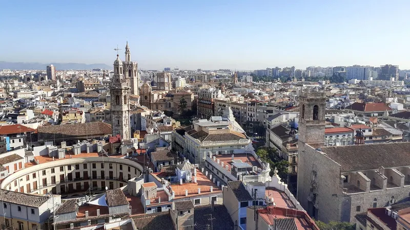 El Pleno de València debate incendios, vivienda y la situación en Ceuta y Melilla