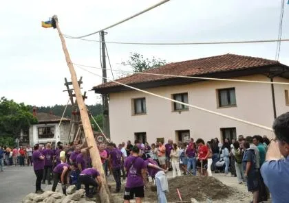 Balmori celebra las Fiestas de San Juan Bautista con hogueras, verbenas y juegos tradicionales