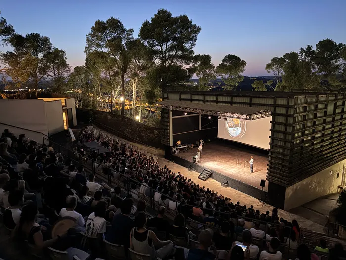 El astronauta de la NASA Donald Pettit deslumbra en Alcañiz con una conferencia sobre la Tierra vista desde el espacio