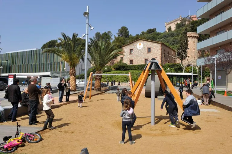 Castelldefels renueva su parque infantil en Plaça Catalunya con un gran castillo de madera