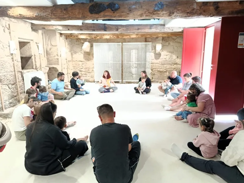 Sandiás celebra un taller para estrechar lazos familiares a través de la música y la danza