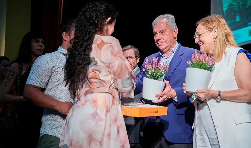La Junta de Andalucía entrega 70 viviendas protegidas en alquiler en Palmas Altas, Sevilla