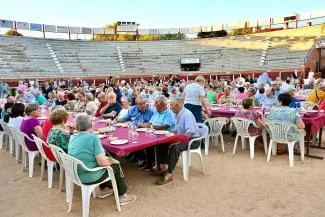 Esquivias celebra su tradicional Cena de Mayores con éxito de participación
