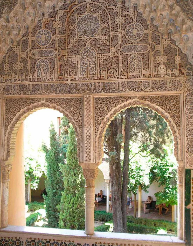 La Alhambra de Granada: Un viaje por su historia, arquitectura y partes esenciales