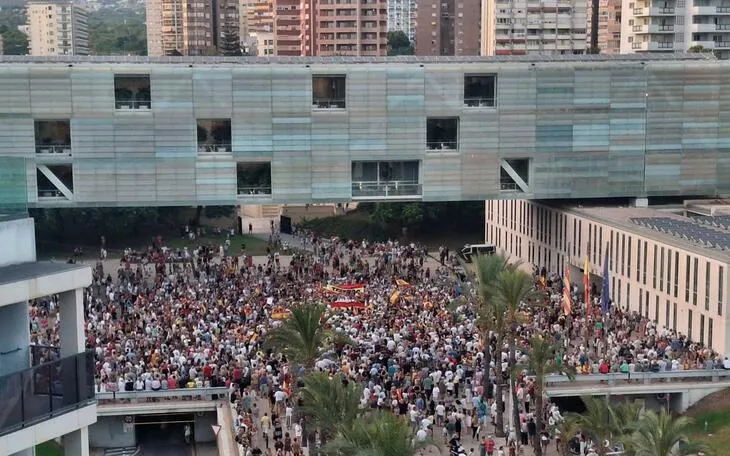 Miles de personas se congregan en Benidorm en apoyo a Ceuta