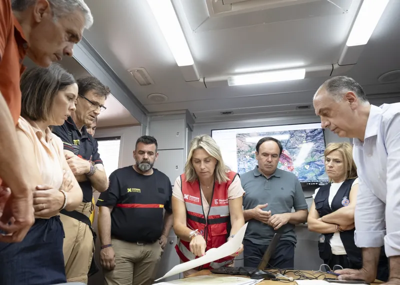 Amplio dispositivo de bomberos coordina la Diputación para contener el incendio de Soneja