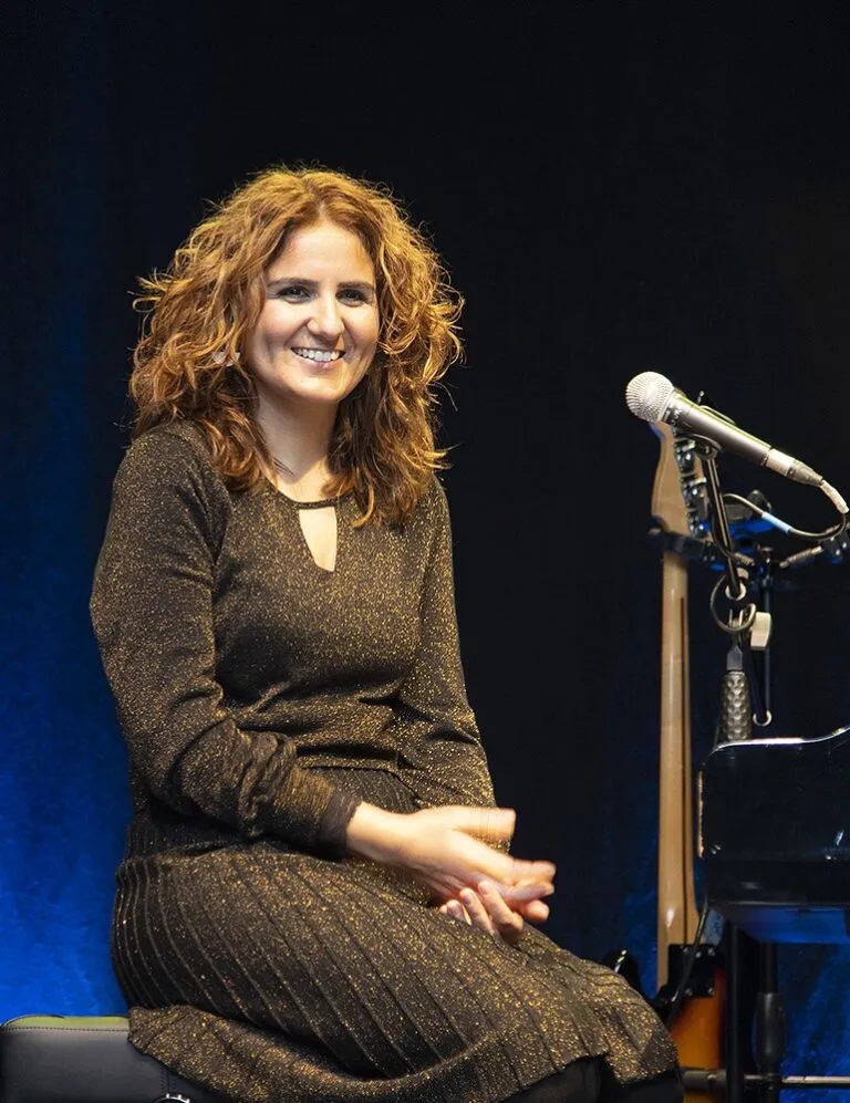 Anna Roselló: la maestra y cantautora que lleva Benissa en el alma