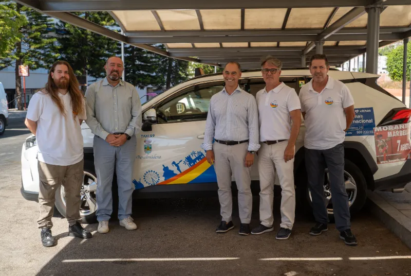 Benalmádena renueva la uniformidad de sus taxis para potenciar su imagen turística